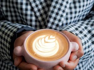 Latte art in artisan ceramics