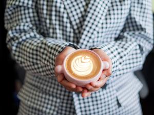 Latte art in artisan ceramics